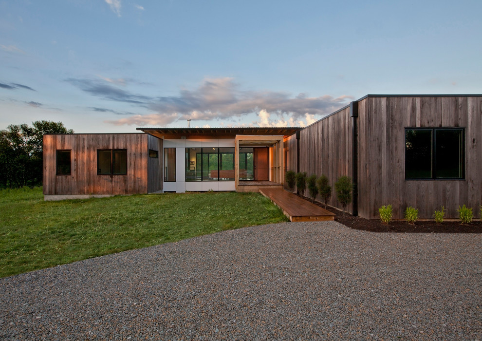 Идея дизайна: двухэтажный, деревянный, серый частный загородный дом среднего размера в современном стиле с односкатной крышей и металлической крышей