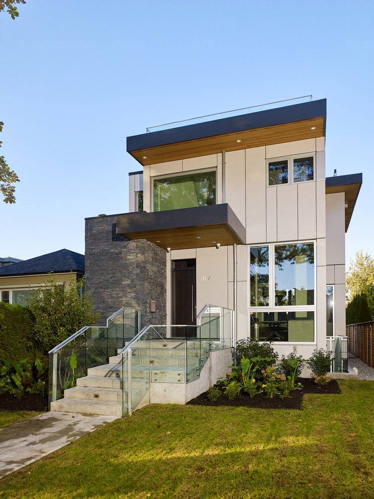 Источник вдохновения для домашнего уюта: двухэтажный, серый частный загородный дом среднего размера в стиле модернизм с облицовкой из ЦСП, плоской крышей и черепичной крышей