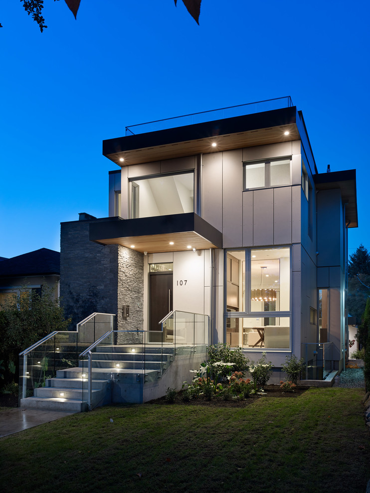 Mittelgroßes, Zweistöckiges Modernes Einfamilienhaus mit Faserzement-Fassade, Flachdach, Ziegeldach und grauer Fassadenfarbe in Vancouver