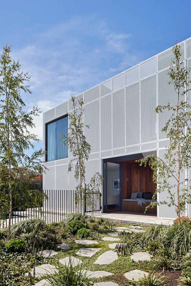 Großes, Zweistöckiges Mid-Century Einfamilienhaus mit Metallfassade und weißer Fassadenfarbe in Melbourne