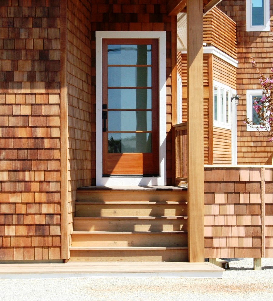 Foto della villa piccola marrone contemporanea a due piani con rivestimento in legno, tetto a padiglione e copertura mista
