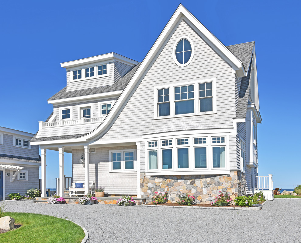 На фото: трехэтажный, серый частный загородный дом среднего размера в морском стиле с комбинированной облицовкой, двускатной крышей и крышей из гибкой черепицы с