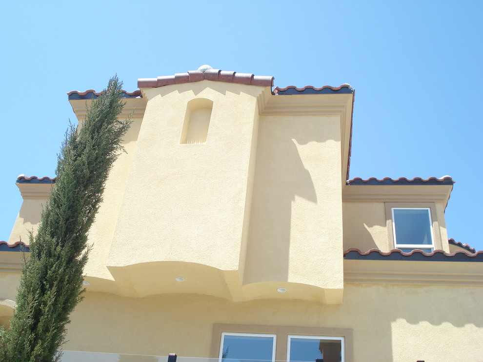 Großes, Zweistöckiges Mediterranes Einfamilienhaus mit Putzfassade, gelber Fassadenfarbe, Ziegeldach und rotem Dach in Orange County