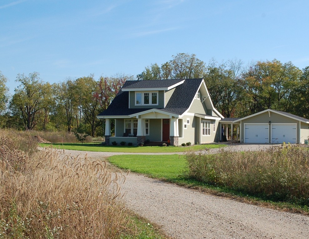 Zweistöckiges, Mittelgroßes Rustikales Einfamilienhaus mit Faserzement-Fassade, grüner Fassadenfarbe, Satteldach und Schindeldach in Grand Rapids