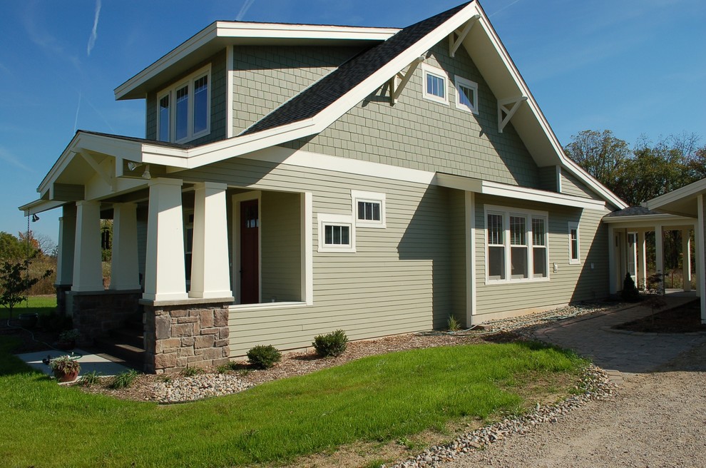 Exemple d'une façade de maison verte craftsman en panneau de béton fibré à un étage et de taille moyenne avec un toit à deux pans et un toit en shingle.