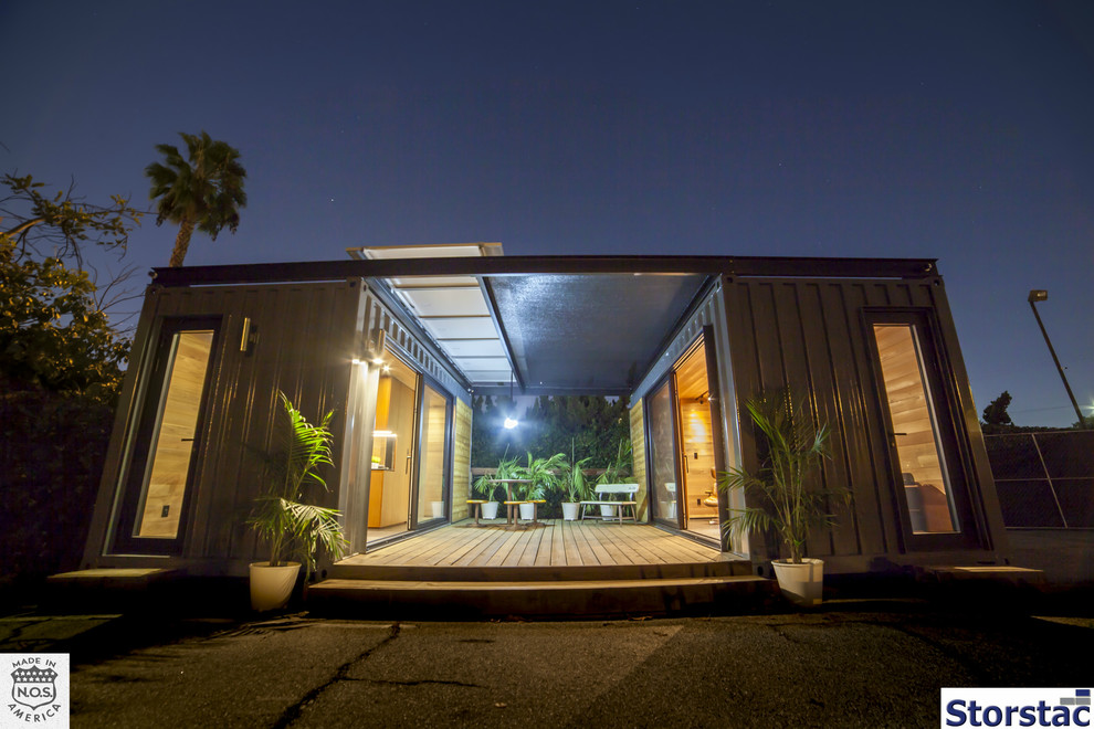 Свежая идея для дизайна: маленький, одноэтажный, серый дом из контейнеров, из контейнеров в стиле модернизм с облицовкой из металла и плоской крышей для на участке и в саду - отличное фото интерьера