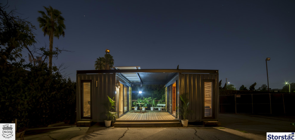 Стильный дизайн: маленький, одноэтажный, серый дом из контейнеров, из контейнеров в стиле модернизм с облицовкой из металла и плоской крышей для на участке и в саду - последний тренд