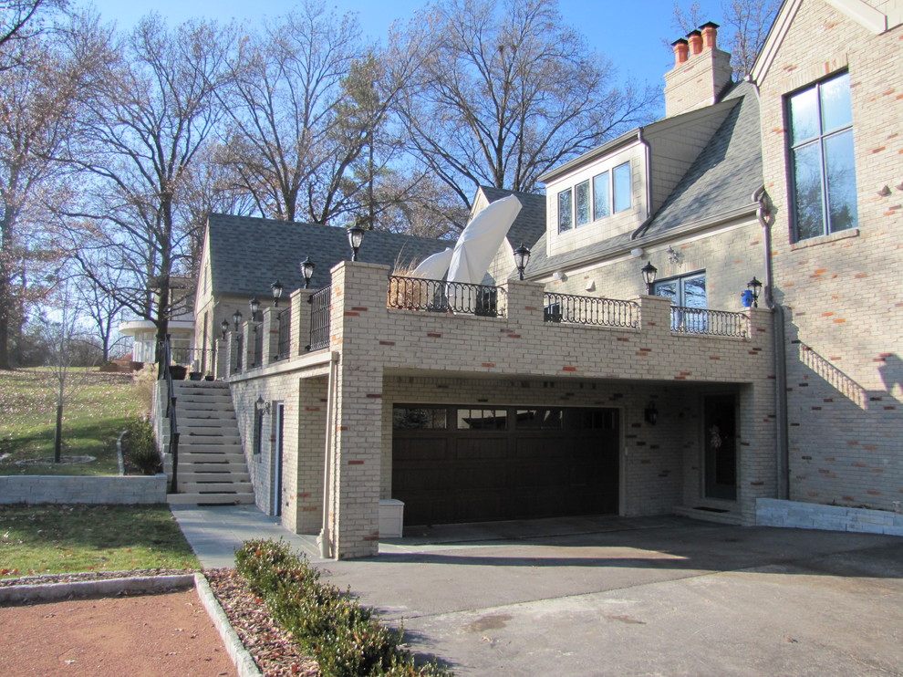 Geräumiges Rustikales Einfamilienhaus mit Backsteinfassade, grauer Fassadenfarbe, Halbwalmdach und Schindeldach in St. Louis