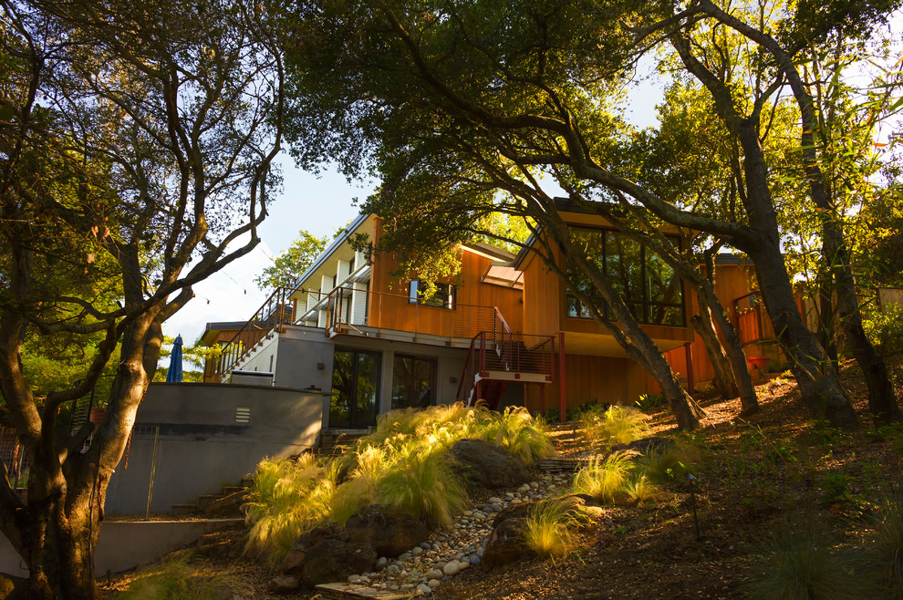 Geräumiges, Zweistöckiges Modernes Haus mit brauner Fassadenfarbe, Flachdach und Blechdach in San Francisco