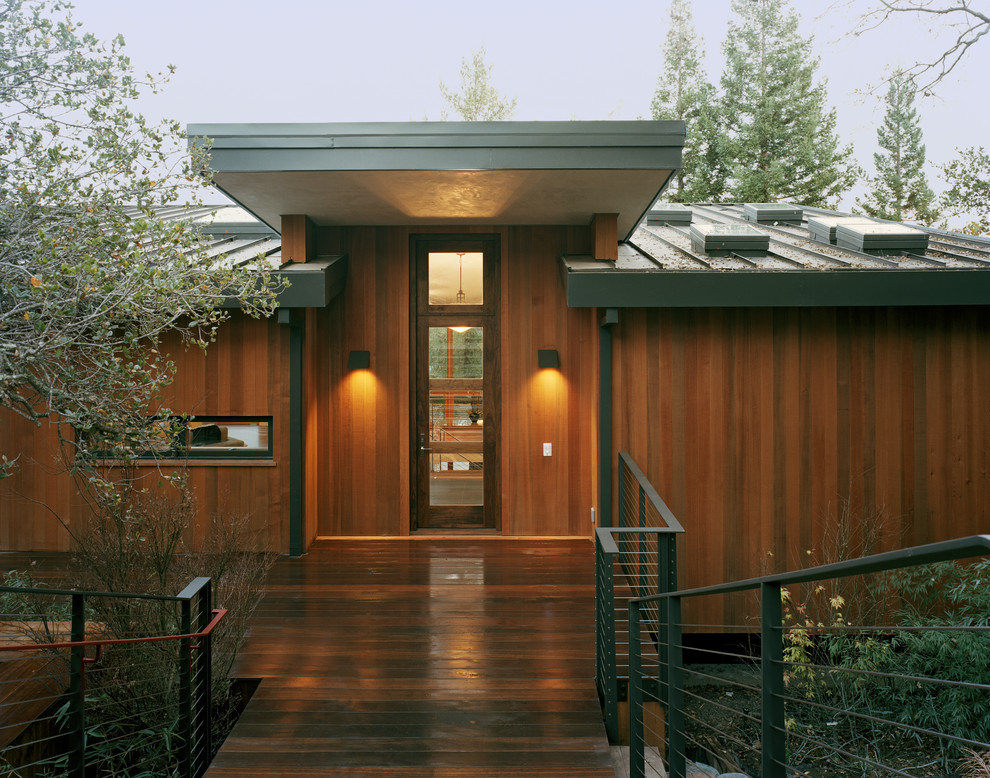 Свежая идея для дизайна: огромный, двухэтажный, деревянный, коричневый частный загородный дом в стиле модернизм с односкатной крышей, металлической крышей и серой крышей - отличное фото интерьера