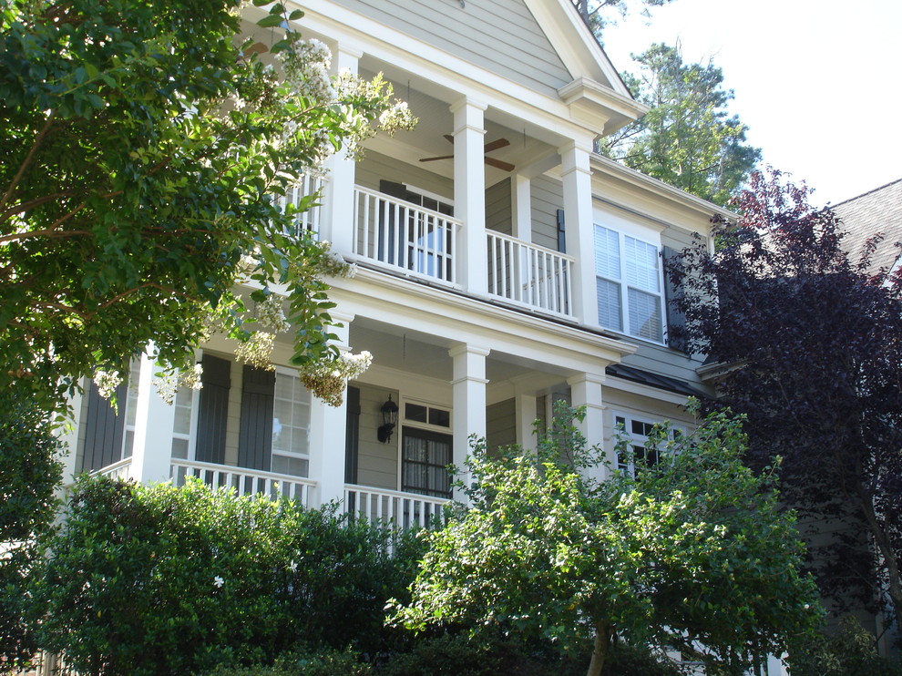 Esempio della facciata di una casa grande beige classica a due piani con rivestimento in legno