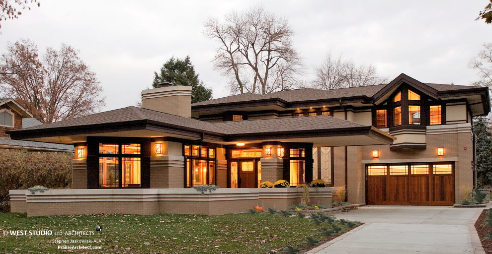 Mittelgroßes Asiatisches Einfamilienhaus mit Backsteinfassade, brauner Fassadenfarbe, Walmdach und Schindeldach in Chicago