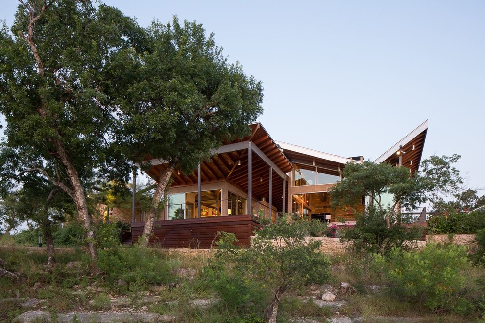 Geräumiges, Einstöckiges Retro Haus mit Mix-Fassade und brauner Fassadenfarbe in Austin
