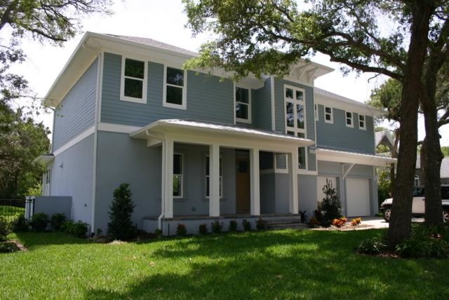 Großes, Zweistöckiges Haus mit blauer Fassadenfarbe, Walmdach und Schindeldach in Jacksonville