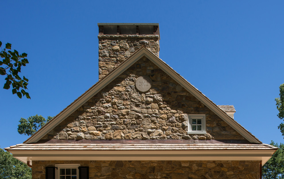 Inspiration pour une grande façade de maison beige traditionnelle à deux étages et plus avec un toit à deux pans, un revêtement mixte et un toit en shingle.