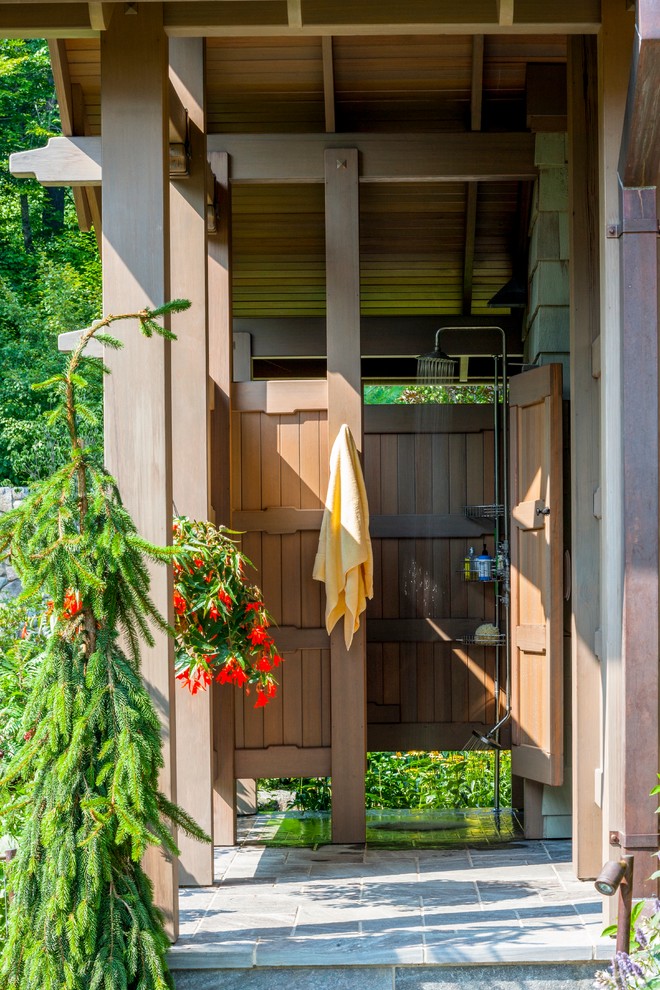 Cette image montre une façade de maison verte craftsman en bois de taille moyenne et à un étage.