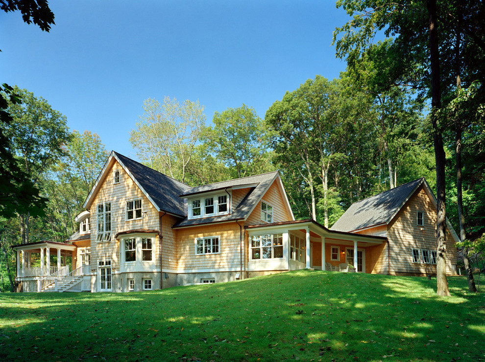 На фото: деревянный дом в классическом стиле
