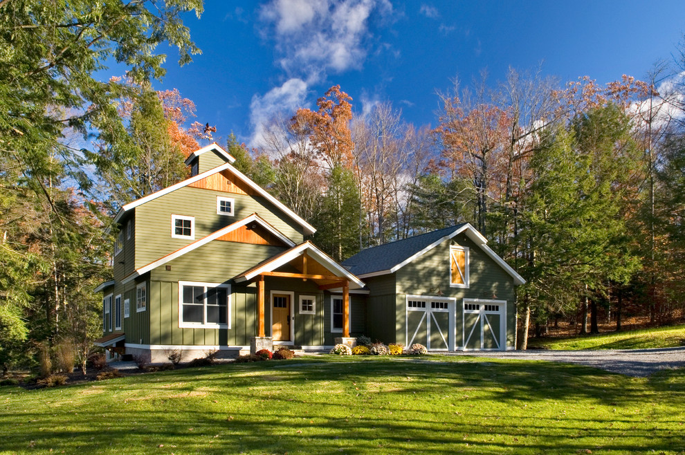 Diseño de fachada de casa verde de estilo de casa de campo grande de tres plantas con tejado a dos aguas, tejado de teja de madera y revestimiento de aglomerado de cemento