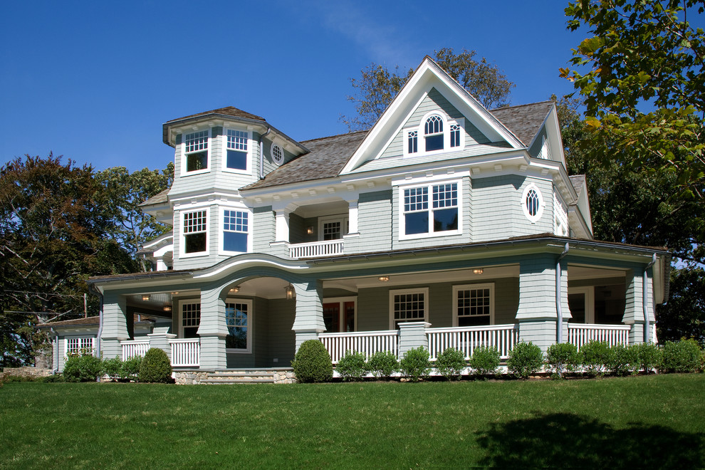 На фото: большой, трехэтажный, деревянный, серый дом в викторианском стиле с двускатной крышей
