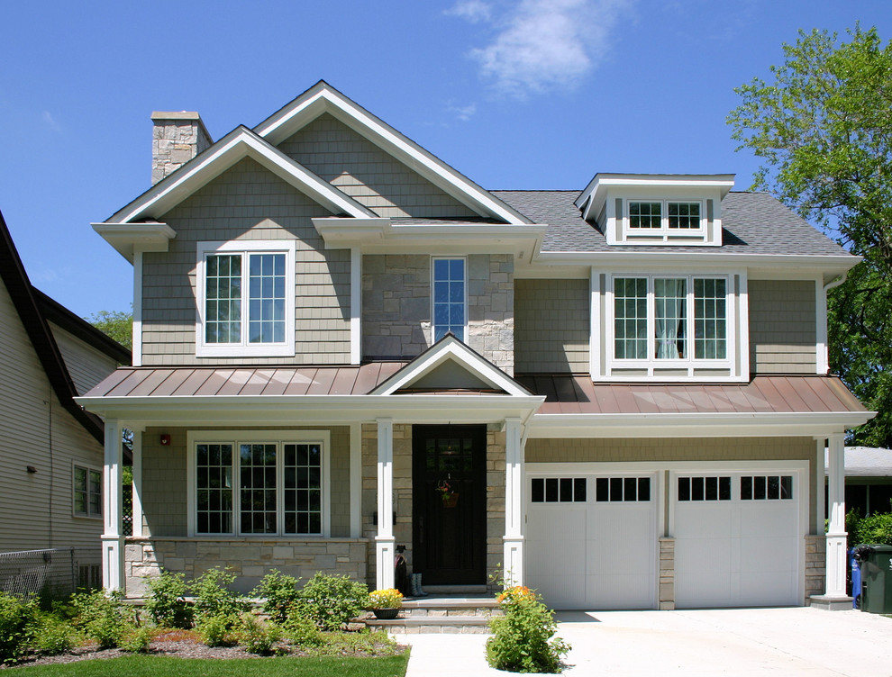 Exemple d'une façade de maison verte chic en bois de taille moyenne et à un étage avec un toit à deux pans.