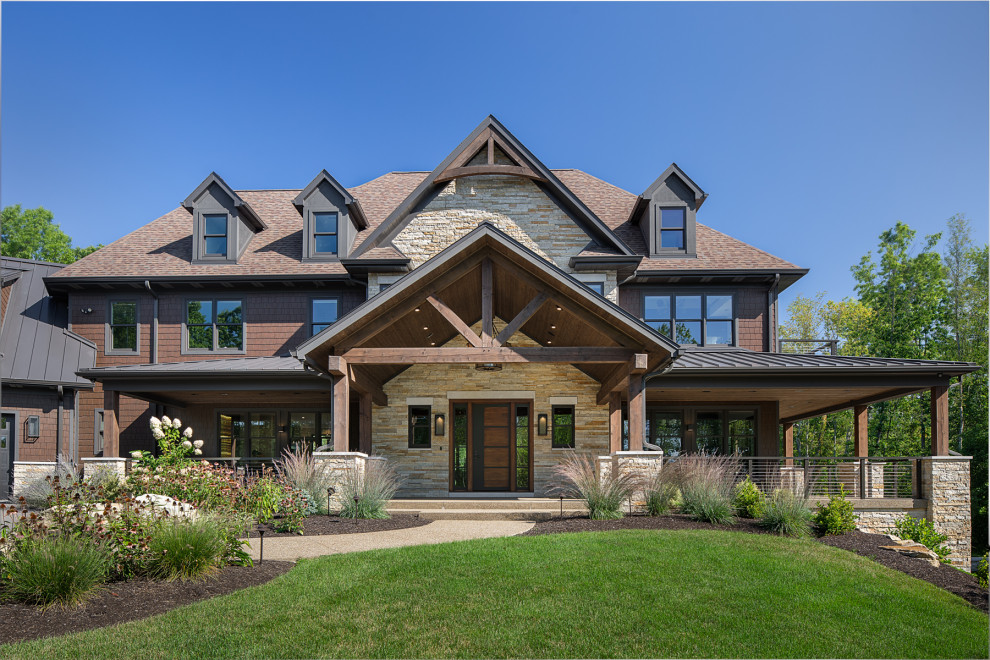 Idées déco pour une très grande façade de maison marron moderne en bois à un étage avec un toit à deux pans et un toit en shingle.