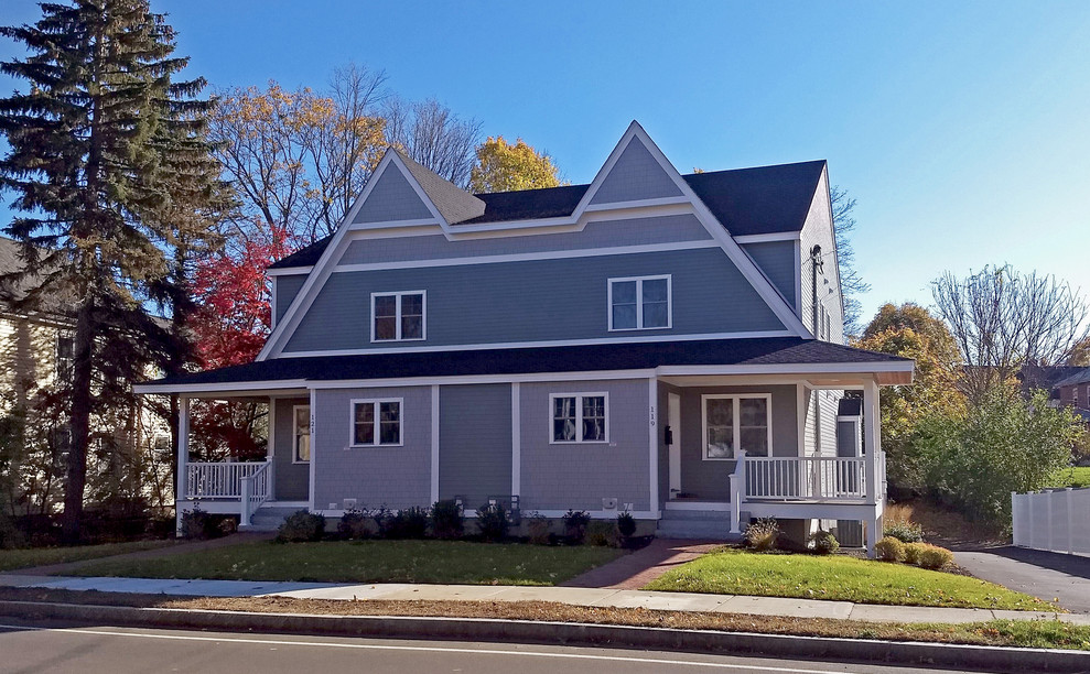 Immagine della facciata di un appartamento blu american style a due piani di medie dimensioni con rivestimento con lastre in cemento, tetto a capanna e copertura a scandole