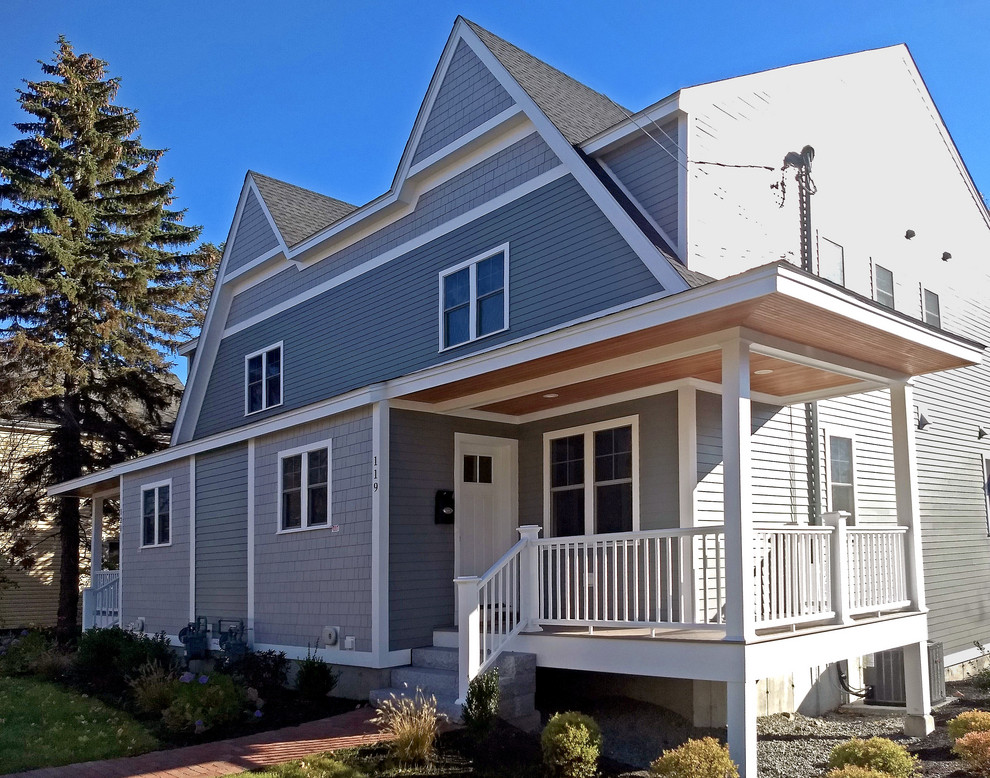 Mittelgroßes, Zweistöckiges Rustikales Wohnung mit Faserzement-Fassade, blauer Fassadenfarbe, Satteldach und Schindeldach in Boston