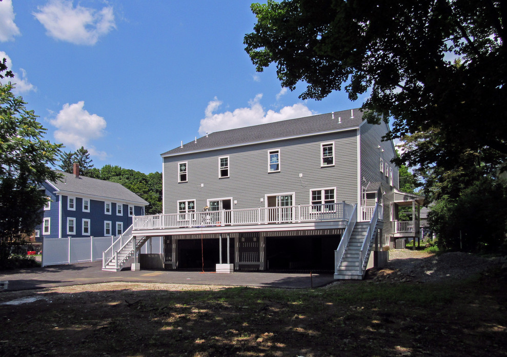 Idéer för mellanstora amerikanska blå lägenheter, med två våningar, fiberplattor i betong, sadeltak och tak i shingel