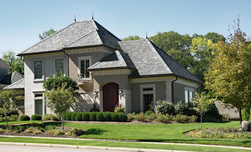 Diseño de fachada de casa gris clásica de tamaño medio de dos plantas con revestimientos combinados, tejado a la holandesa y tejado de teja de barro