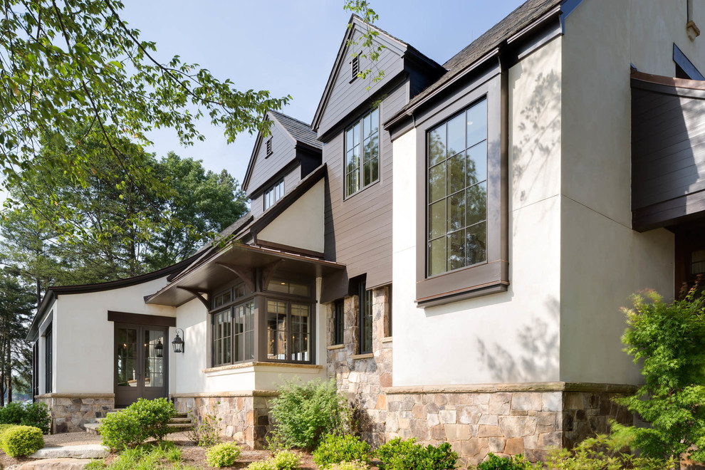 Diseño de fachada de casa multicolor clásica renovada de tamaño medio de dos plantas con revestimientos combinados, tejado a dos aguas y tejado de teja de madera