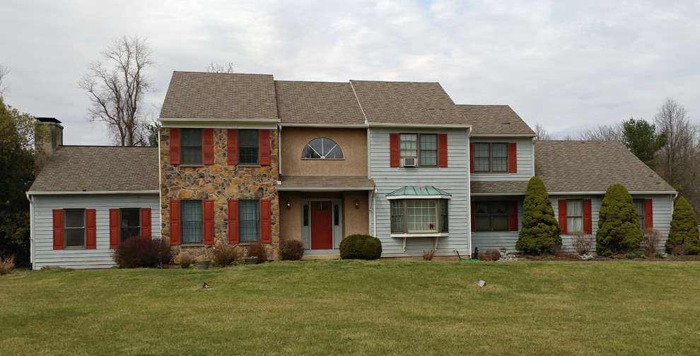 Cette photo montre une grande façade de maison multicolore chic à un étage avec un revêtement mixte, un toit à deux pans et un toit en shingle.