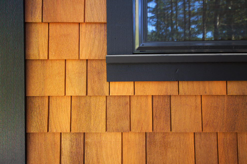 Diseño de fachada marrón rústica de dos plantas con revestimiento de madera y tejado a la holandesa