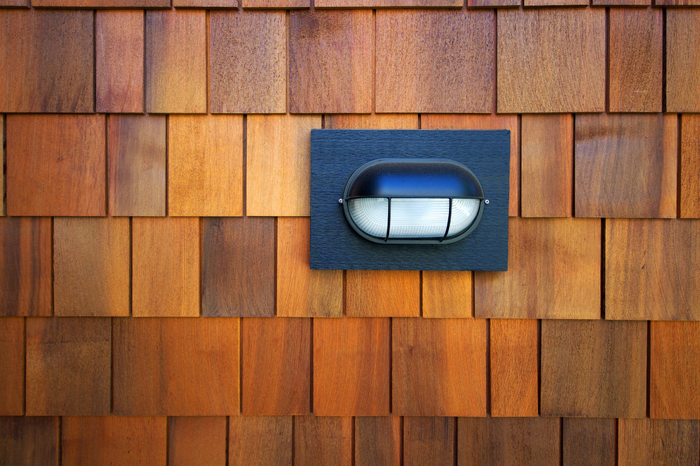 バンクーバーにあるラスティックスタイルのおしゃれな家の外観 (コンクリート繊維板サイディング) の写真