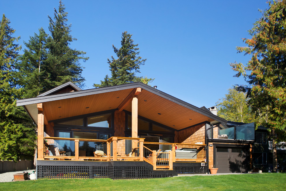 Idées déco pour une façade de maison marron montagne en bois de taille moyenne et à un étage avec un toit à croupette.