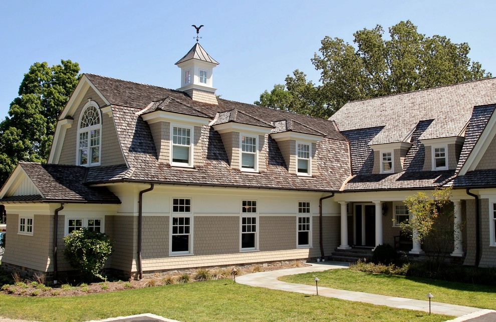Exemple d'une grande façade de maison grise chic en bois à deux étages et plus.