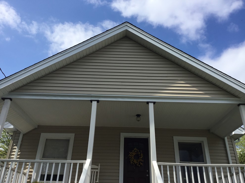 Mittelgroßes, Einstöckiges Einfamilienhaus mit Vinylfassade und beiger Fassadenfarbe in Bridgeport