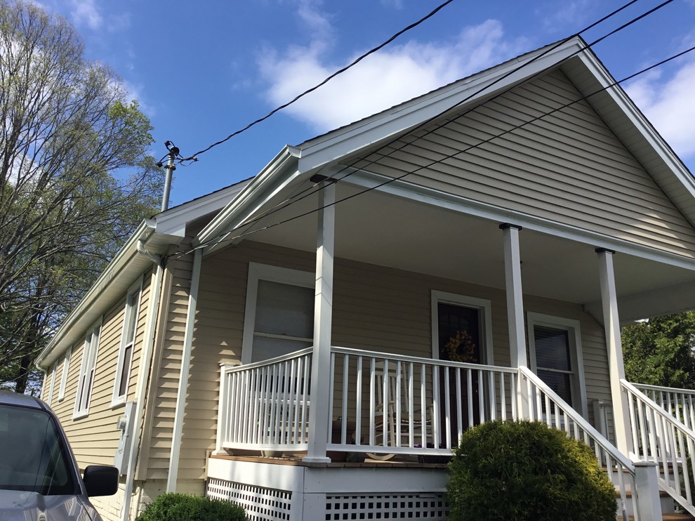 Mittelgroßes, Einstöckiges Einfamilienhaus mit Vinylfassade und beiger Fassadenfarbe in Bridgeport