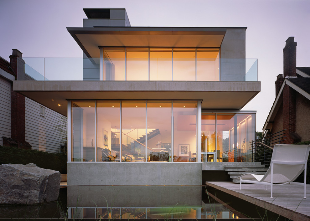 Cette image montre une façade de maison minimaliste à un étage.