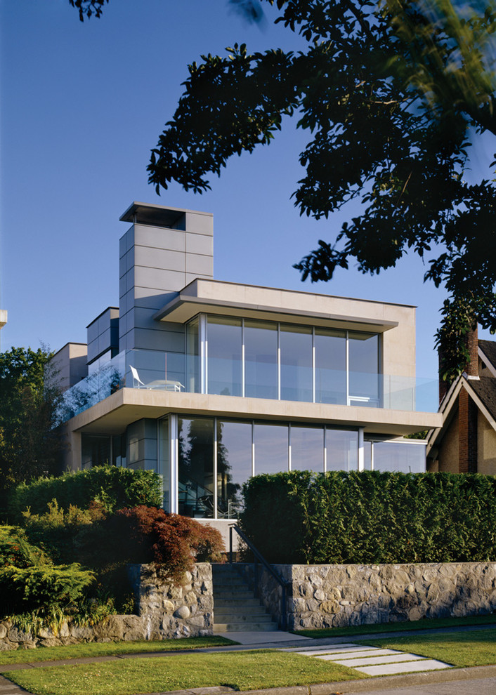 Diseño de fachada moderna de dos plantas con revestimiento de vidrio
