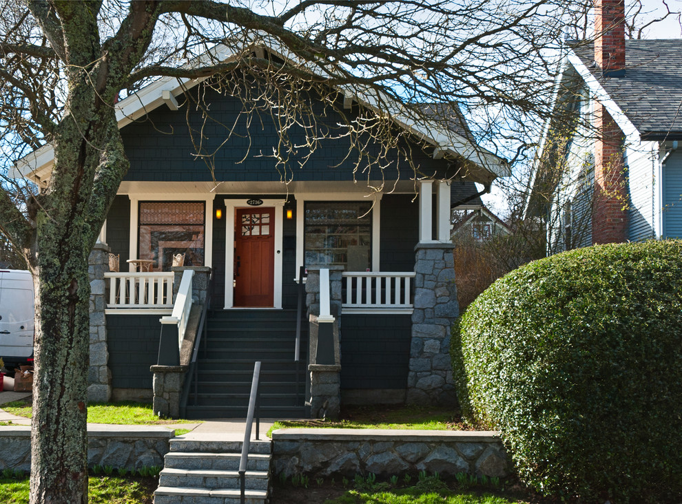 Cette image montre une façade de maison bleue craftsman en bois de taille moyenne et à un étage avec un toit à deux pans.