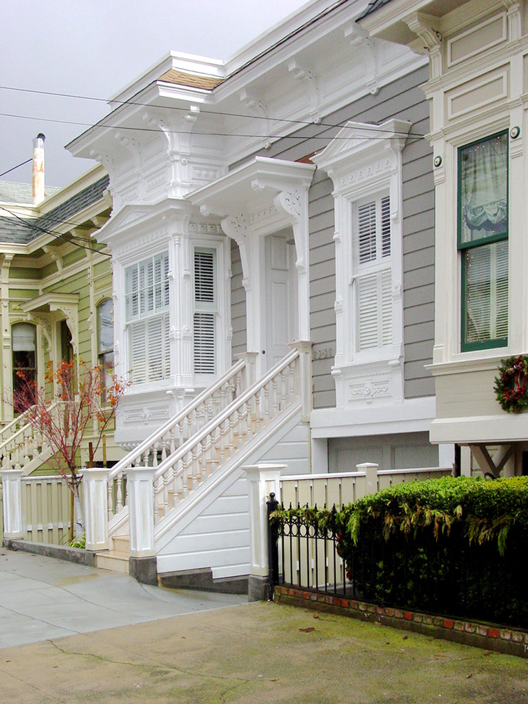 Kleines, Zweistöckiges Klassisches Haus mit beiger Fassadenfarbe und Flachdach in San Francisco
