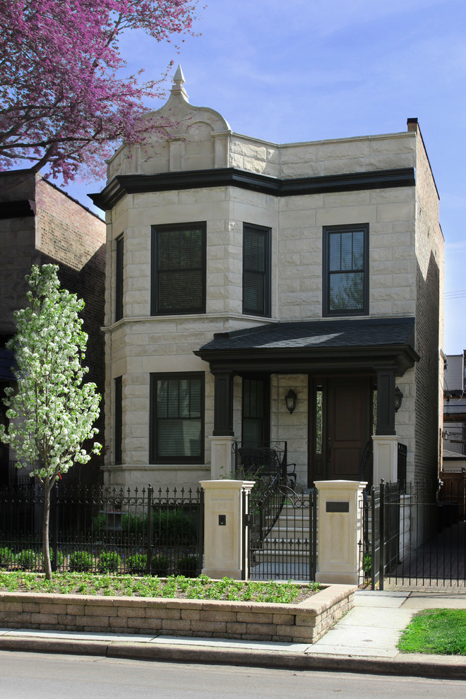 Ejemplo de fachada de casa gris tradicional de dos plantas con revestimiento de piedra, tejado plano y tejado de varios materiales