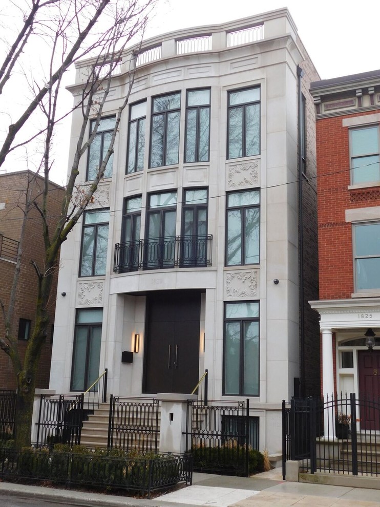 Mittelgroßes, Dreistöckiges Klassisches Wohnung mit Steinfassade, beiger Fassadenfarbe, Walmdach und Schindeldach in Chicago