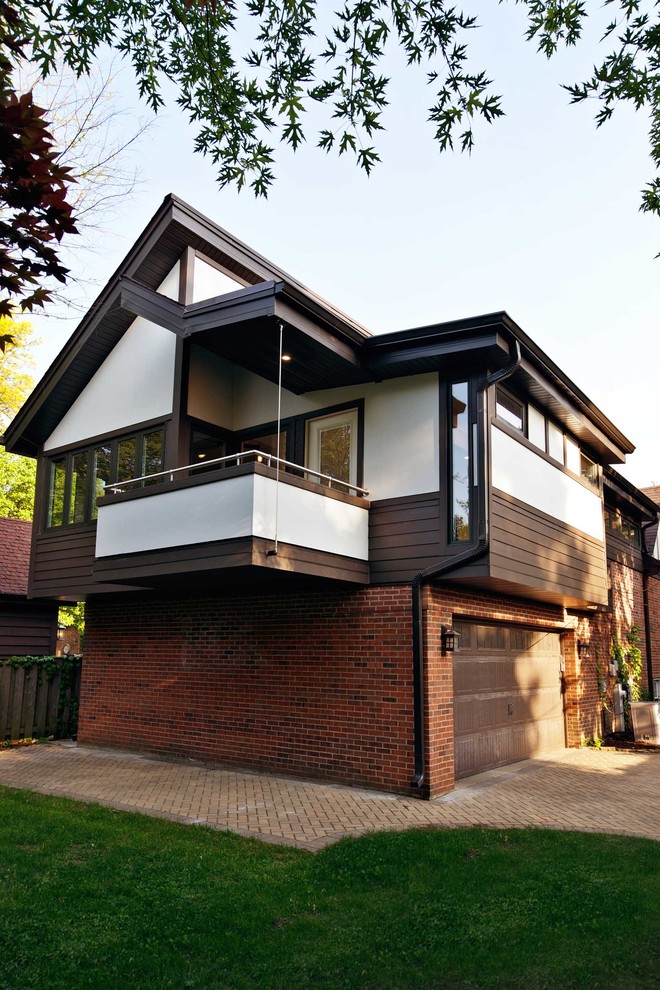 Идея дизайна: двухэтажный, коричневый дом среднего размера в современном стиле с облицовкой из ЦСП и односкатной крышей
