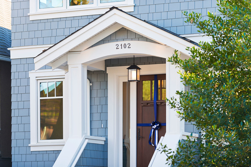 Kleines, Dreistöckiges Uriges Haus mit Faserzement-Fassade und blauer Fassadenfarbe in Vancouver
