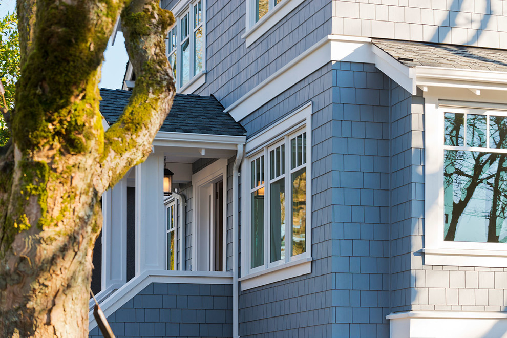 Cette image montre une petite façade de maison bleue craftsman en panneau de béton fibré à deux étages et plus.