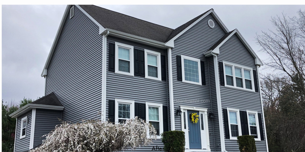 Zweistöckiges Klassisches Einfamilienhaus mit Vinylfassade, grauer Fassadenfarbe, Halbwalmdach und Schindeldach in Providence