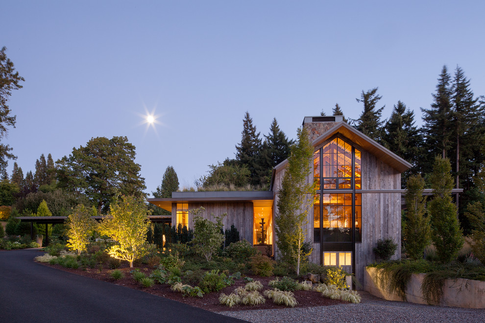 Idee per la villa beige country con rivestimento in legno, tetto a capanna e copertura in metallo o lamiera