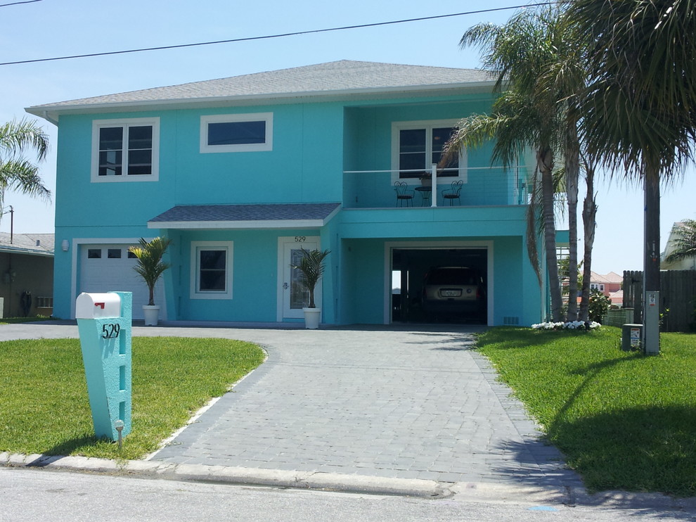 Mittelgroßes, Zweistöckiges Maritimes Einfamilienhaus mit Putzfassade, blauer Fassadenfarbe, Walmdach und Schindeldach in Tampa
