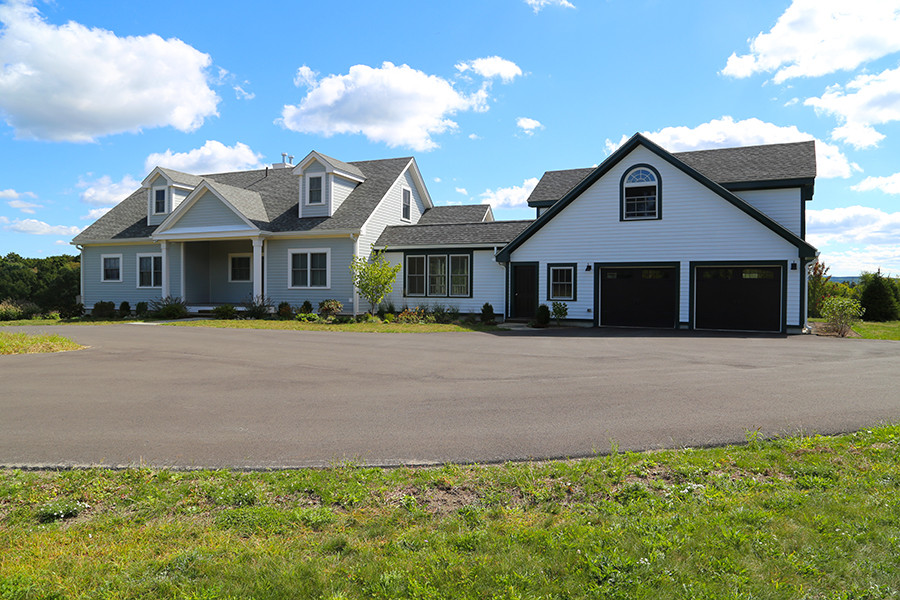 Geräumiges, Dreistöckiges Landhausstil Einfamilienhaus mit Faserzement-Fassade, grauer Fassadenfarbe, Satteldach und Schindeldach in New York